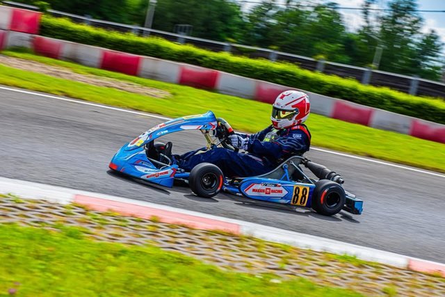 Samuel Uváček v zákrute, motokára Tillotson T4 Senior v plnej rýchlosti