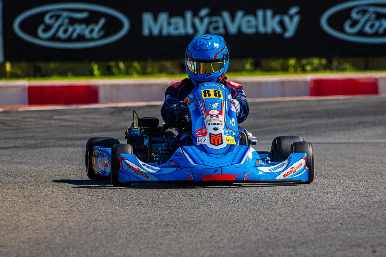 Samuel Uváček, kartingový jazdec, v modrej motokáre č. 88 pri vjazde do zákruty