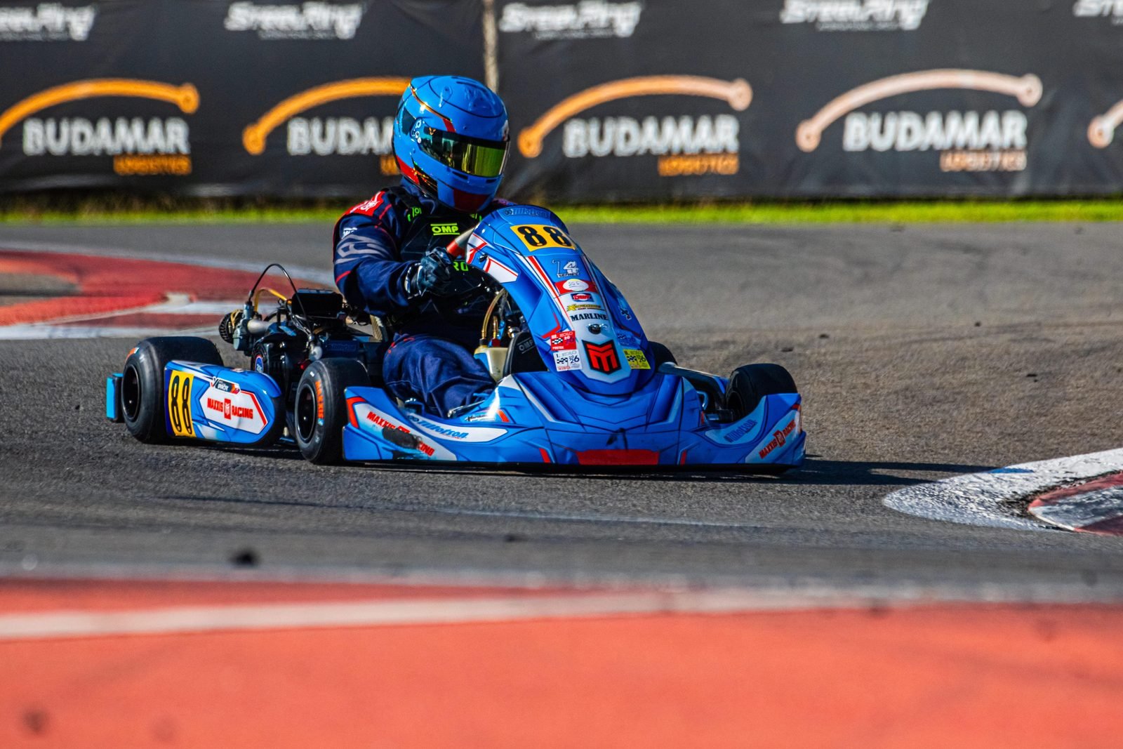 Samuel Uváček pri výjazde zo zákruty v motokáre č. 88