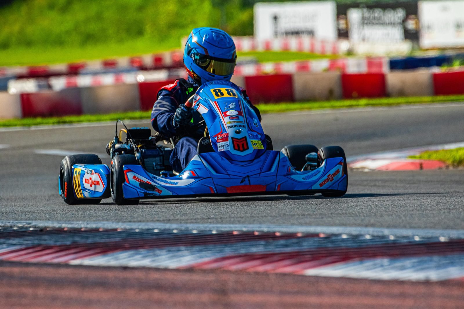 Samuel Uváček v motokáre č. 88 prechádza zákrutou popri obrubníku