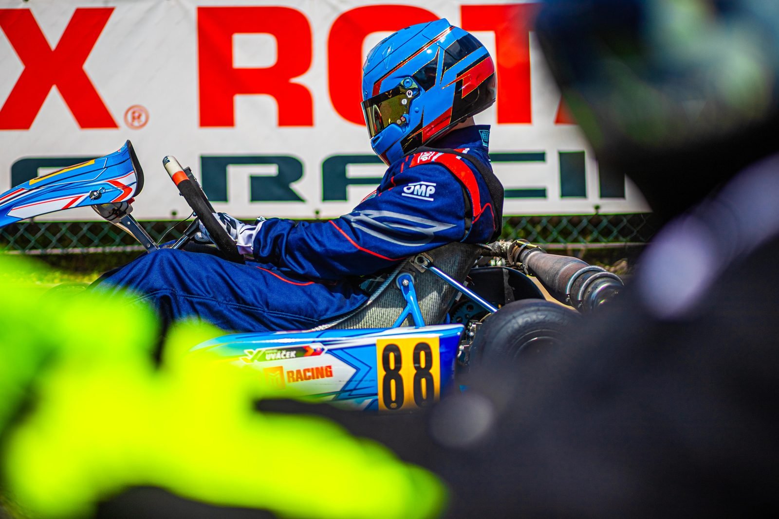 Samuel Uváček v motokáre č. 88 Maxxis Racing zboku, trieda Tillotson T4 Senior