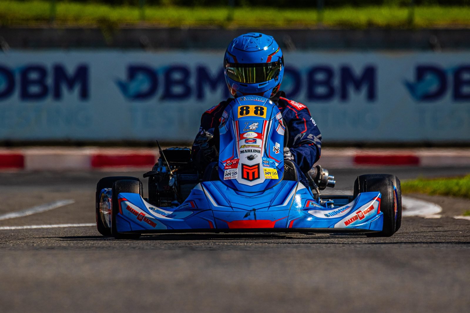 Samuel Uváček v modrej motokáre č. 88 na rovinke počas pretekov